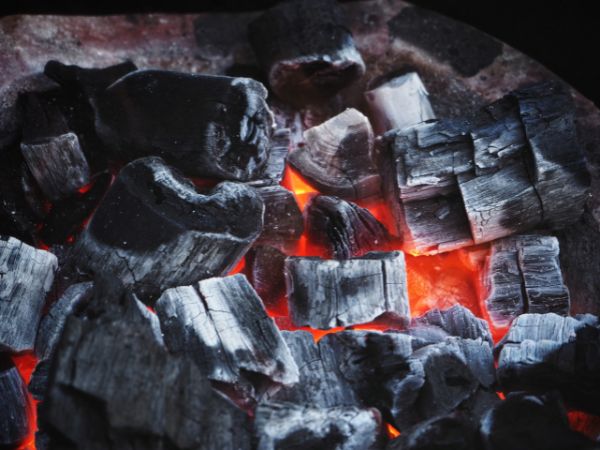 Dlaczego grille na węgiel drzewny są najlepszą opcją dla Twojego następnego grilla